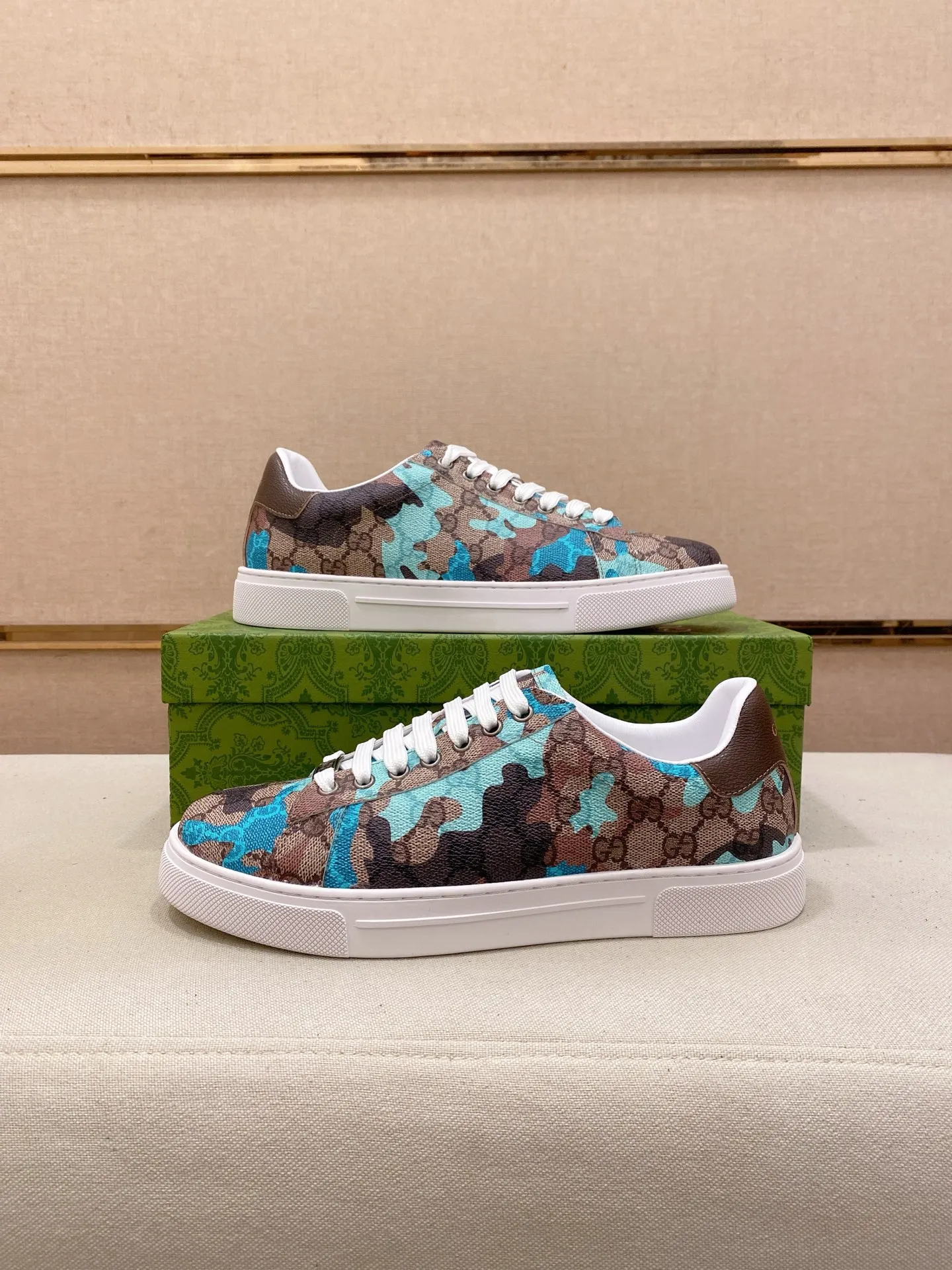 Ex-factory price 380💰【Gucci】Gucci men’s latest series of casual shoes! The official website is built 1:1. The upper is made of imported high-quality cowhide, and the lining is made of high-quality sheepskin, which is soft and comfortable. Picky selection of materials and exquisite workmanship give you the best enjoyment. Number of yards: 38-44 yards.